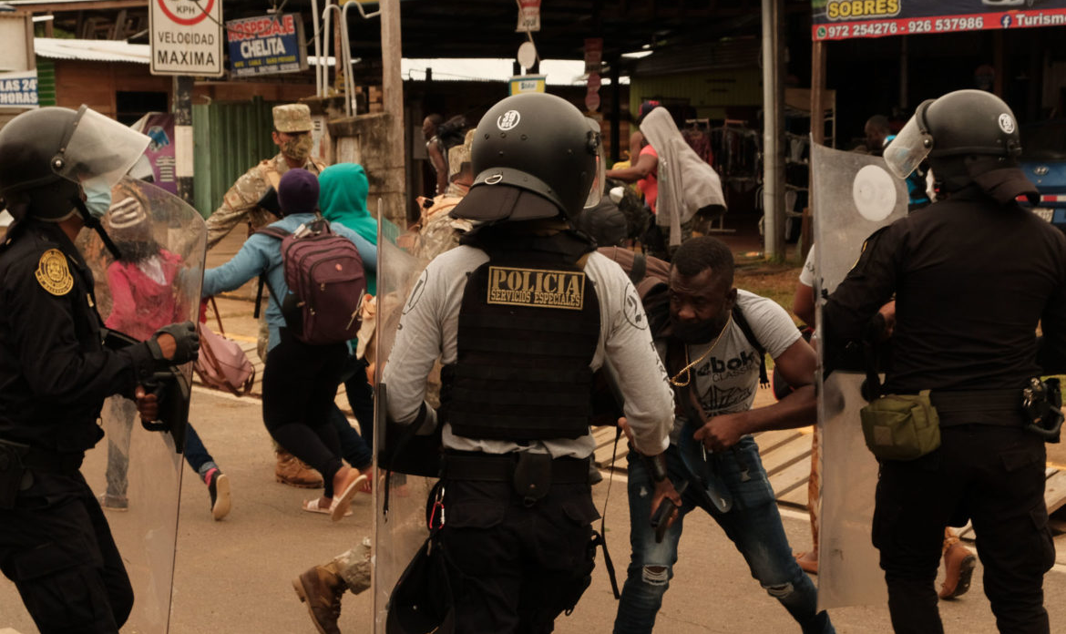 Cidadãos haitianos e africanos tentaram atravessar fronteira para fugir da crise causada pela covid-19; policiais utilizaram gás lacrimogêneo e cassetetes