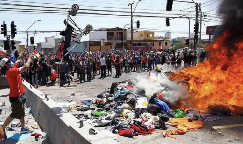 Em protesto 'anti-imigrantes', cerca de 3 mil manifestantes queimaram os pertences de 16 famílias venezuelanas acampadas; presidente Maduro anunciou voo de repatriação para quem queira retornar ao país.