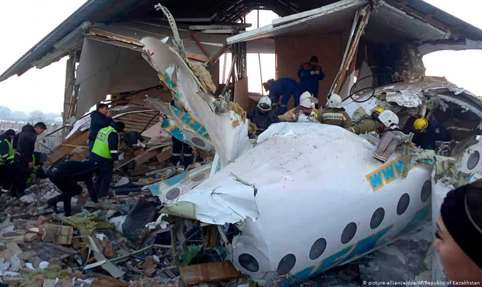 Pelo menos 12 pessoas morreram na queda de aeronave Fokker-100, informaram autoridades da ex-república soviética; governo determinou que aviões da companhia Bek Air permaneçam em terra