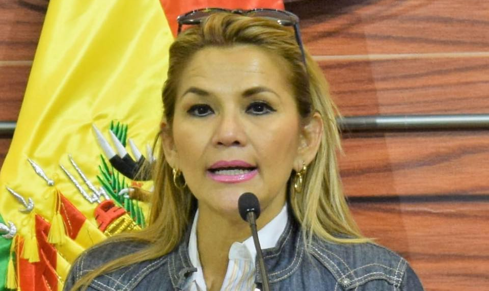 'Eu tenho que cumprir com o país, se trata de pacificar, de chamar eleições', disse Jeanine Áñez, segunda vice-presidente do Senado
