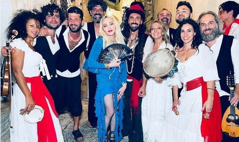 Cantora fez mais uma celebração por seu aniversário de 63 anos; em vídeos publicados nas redes sociais, a artista aparece tocando com o grupo TerraRòss