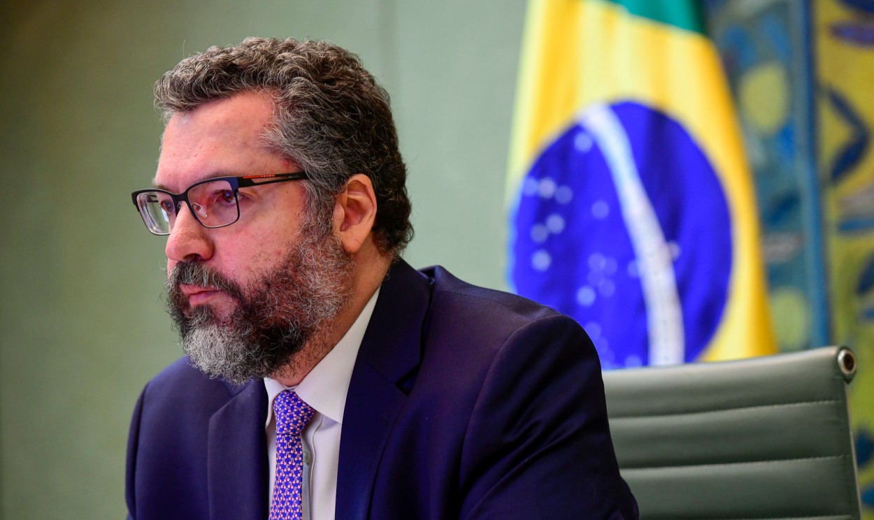 Ernesto Araújo ainda pediu investigação sobre supostos 'infiltrados' no episódio e disse que o povo 'desconfia do processo eleitoral'