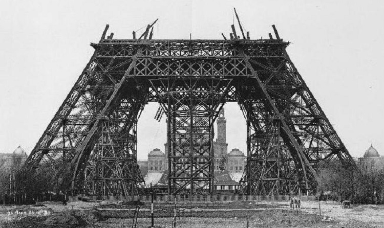 Projetada por Gustave Eiffel e hoje símbolo da França, torre foi apelidada na época de 'esqueleto sem graça' pelo escritor Guy de Maupassant