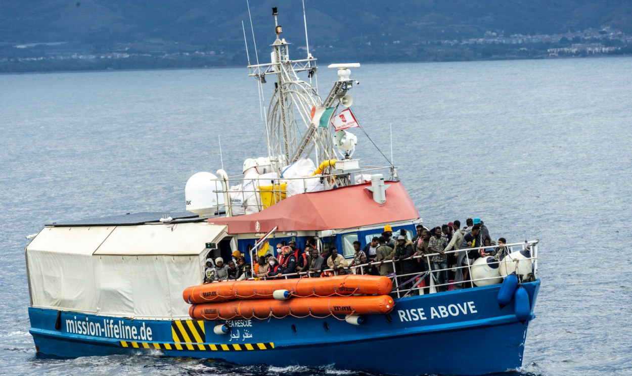'Rise Above', navegação humanitária, atracou durante a noite na Sicília, após receber autorização do governo italiano