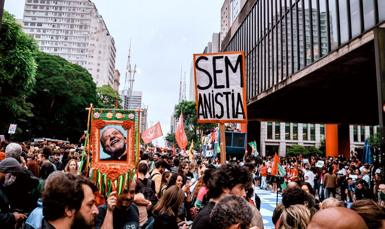 Um dia após ataques golpistas em Brasília, movimentos e organizações sociais foram às ruas do país; veja repercussão