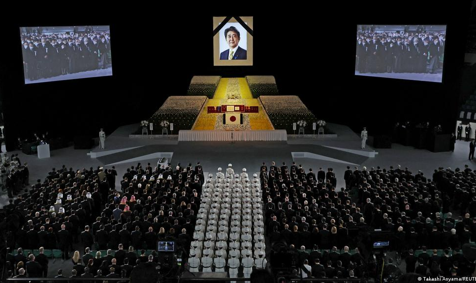Homenagem para ex-primeiro-ministro assassinado ocorre em meio a severo esquema de segurança; cerimônia é motivo de controvérsia no país