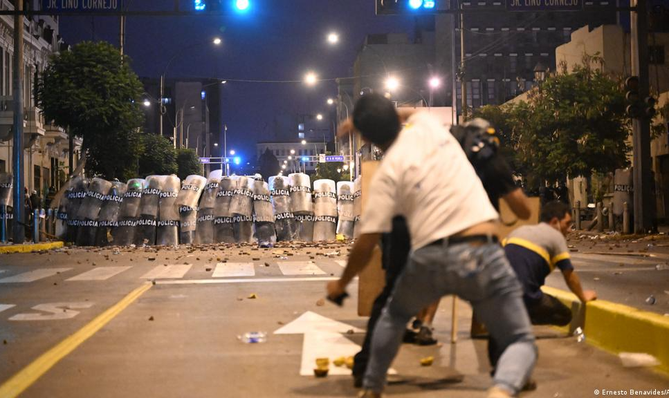 Em Lima, ato contra o governo termina em incêndio de grandes proporções e confrontos com a polícia são registrados; 54 pessoas morreram nos protestos