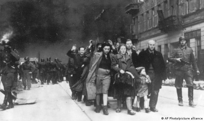 Primeiro levante contra os nazistas começou em 19 de abril de 1943, quando centenas de judeus confinados no gueto de Varsóvia resolveram enfrentar as tropas alemãs