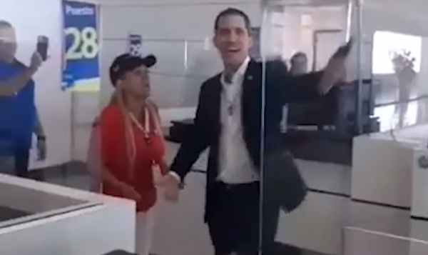 Na saída do aeroporto de Maiquetia, manifestantes chamaram o autoproclamado presidente de 'traidor' e 'vende-pátria'; Guaidó estava em turnê pela Europa e Estados Unidos