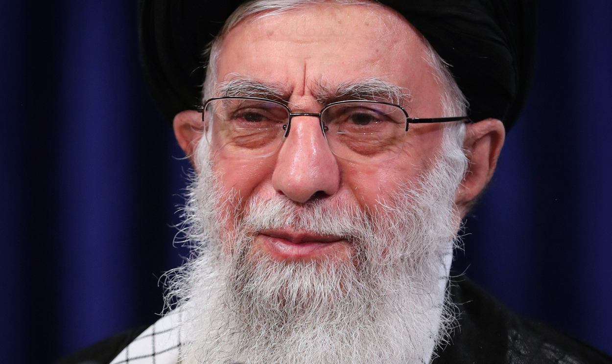 Já o presidente do Irã, Hassan Rohani, disse que, independentemente do resultado, o vencedor "terá de se render à resistência e à paciência" do país persa