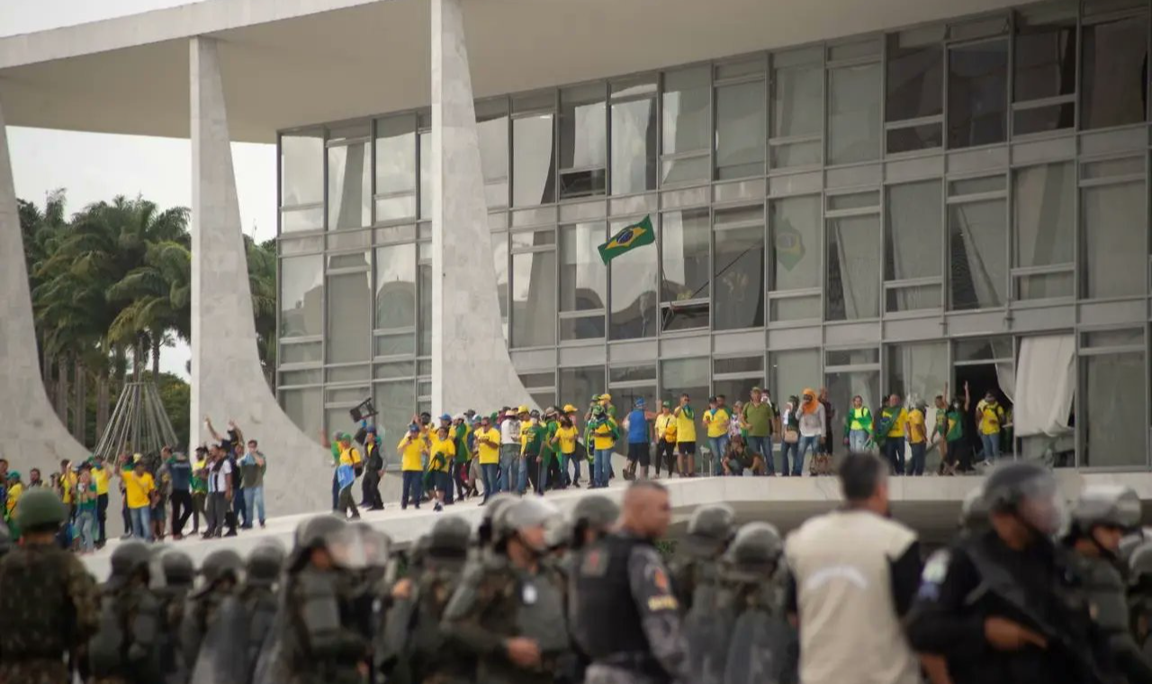 Condenação internacional à tentativa de golpe no Brasil pelos partidários do ex-presidente Jair Bolsonaro é a principal manchete internacional nesta segunda-feira (09/01)