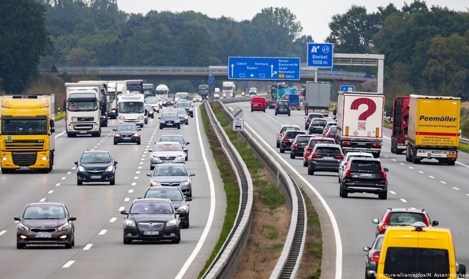 Juízes da UE consideram que planos de cobrar taxa anual de motoristas que circulam por rodovias alemãs é ilegal