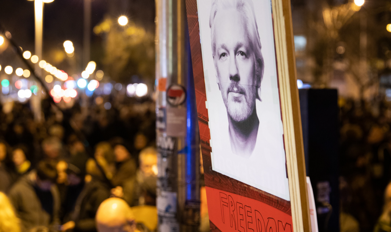 Entenda o caso do jornalista mais perseguido do mundo; caso seja extraditado aos Estados Unidos, fundador do Wikileaks pode pegar até 175 anos de prisão