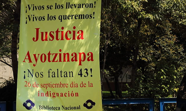 Familiares dos 42 estudantes desaparecidos em setembro de 2014 continuam buscando os corpos das vítimas