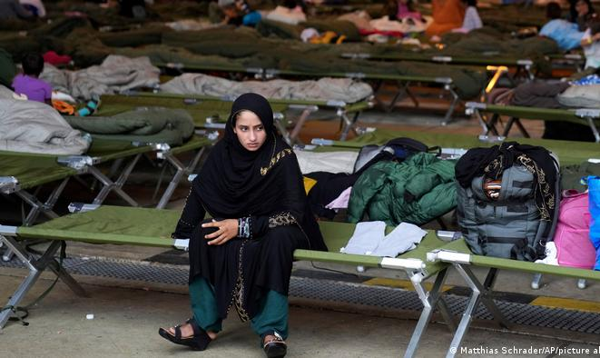 Milhares de resgatados do aeroporto de Cabul esperam em países como Uganda decisão se serão aceitos nos EUA