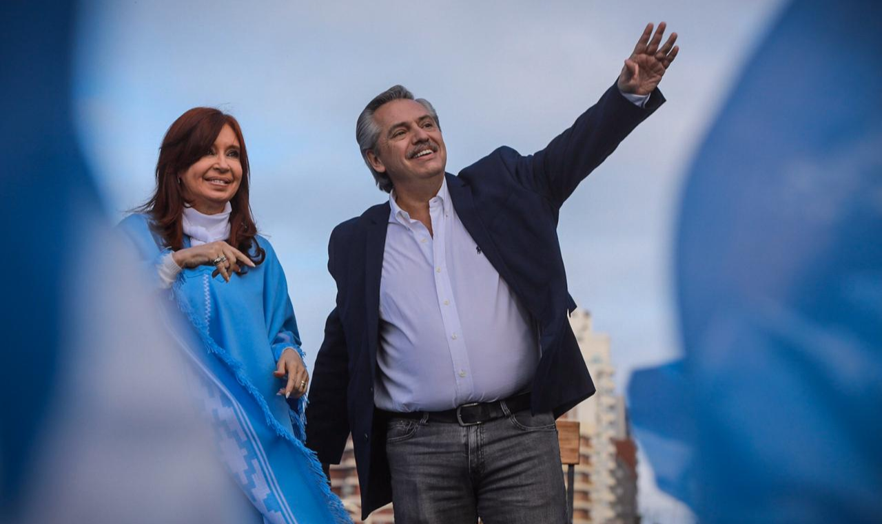 Vitória representa o retorno dos peronistas ao poder e o fim do governo neoliberal de Mauricio Macri; Cristina é vice-presidente eleita