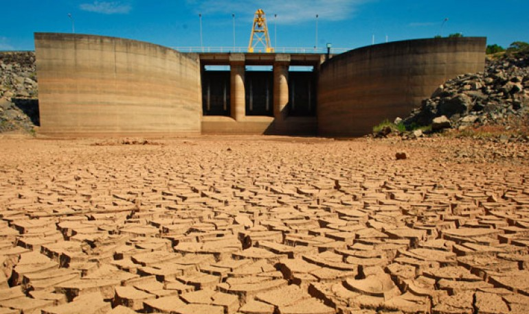 Crise hídrica parece não incomodar o país, que continua impulsionando atividades econômicas que exigem grandes volumes de água