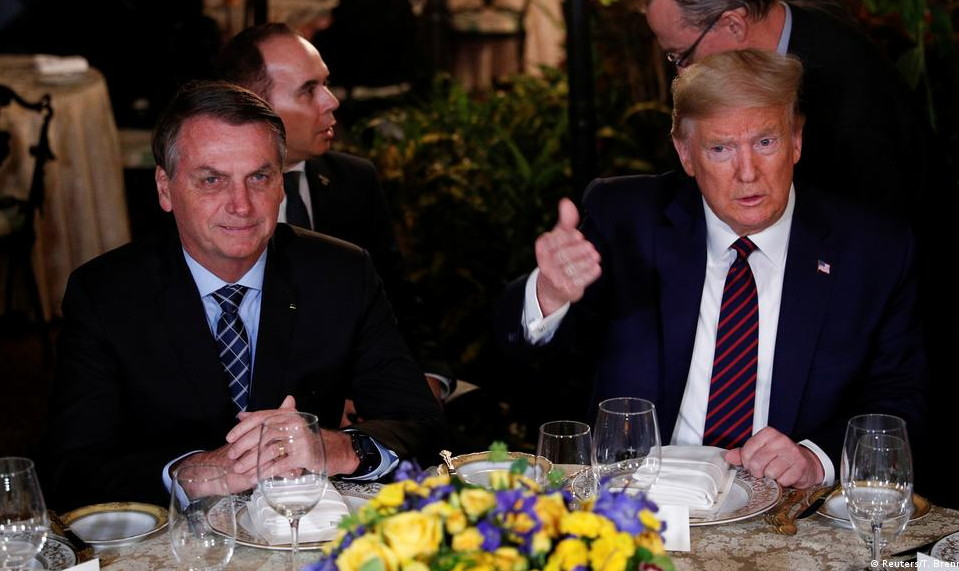 Segundo Washington Post, Eduardo Bolsonaro se encontrou com Trump e travou discussões com ideólogo Steve Bannon e ex-assessor Jason Miller