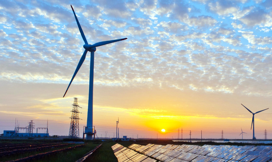 Texto, aprovado após 15 horas de negociações, estabelece meta obrigatória de 42,5% de renováveis no consumo europeu até o final da década