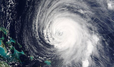 Fenômeno natural não causou vítimas na ilha, mas energia elétrica foi cortada; agora furacão segue para os Estados Unidos, onde residentes e autoridades estão em alerta