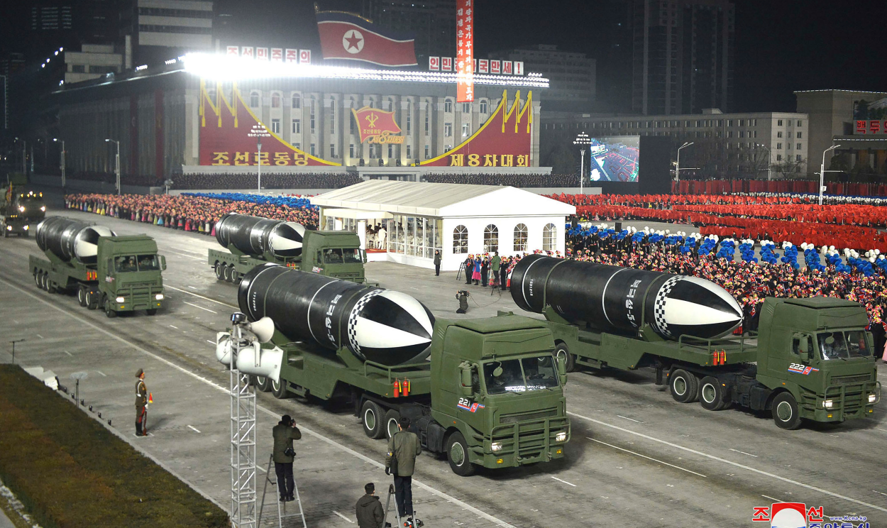 Evento ocorreu após oitava edição do congresso do Partido dos Trabalhadores; Kim Jong-un acompanhou desfile na tribuna de honra ao lado de outros líderes
