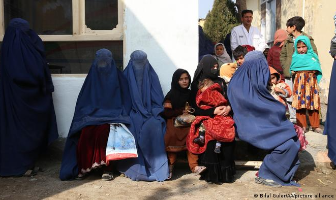 Após o Talibã proibir mulheres de trabalhar para ONGs, organizações humanitárias alemãs interromperam seus trabalhos em solo afegão, e governo do país europeu também sinaliza reação