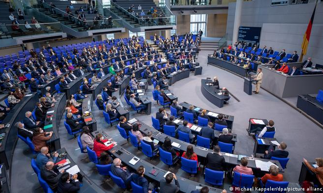 Maioria do Bundestag dá aval para que Berlim forneça 'armamento pesado e sistemas complexos'; apenas a ultradireita e a esquerda socialista se posicionaram contra exportação de armas