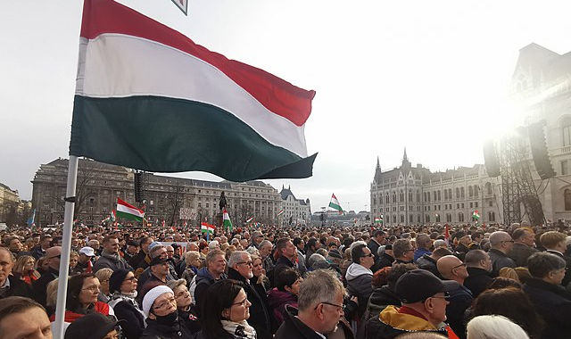 Hungria é governada pelo nacionalista ultraconservador Viktor Orbán, que comanda país sob restrições aos direitos parlamentares, espionagem de jornalistas, controle sobre universidades e leis de LGBTfobia