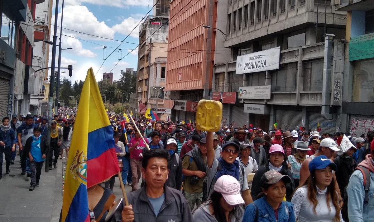 Imagens nas redes sociais mostram manifestantes marchando por ruas não só na capital, mas também em diversas cidades do país, como Guayaquil, Cuenca e Saquisilí