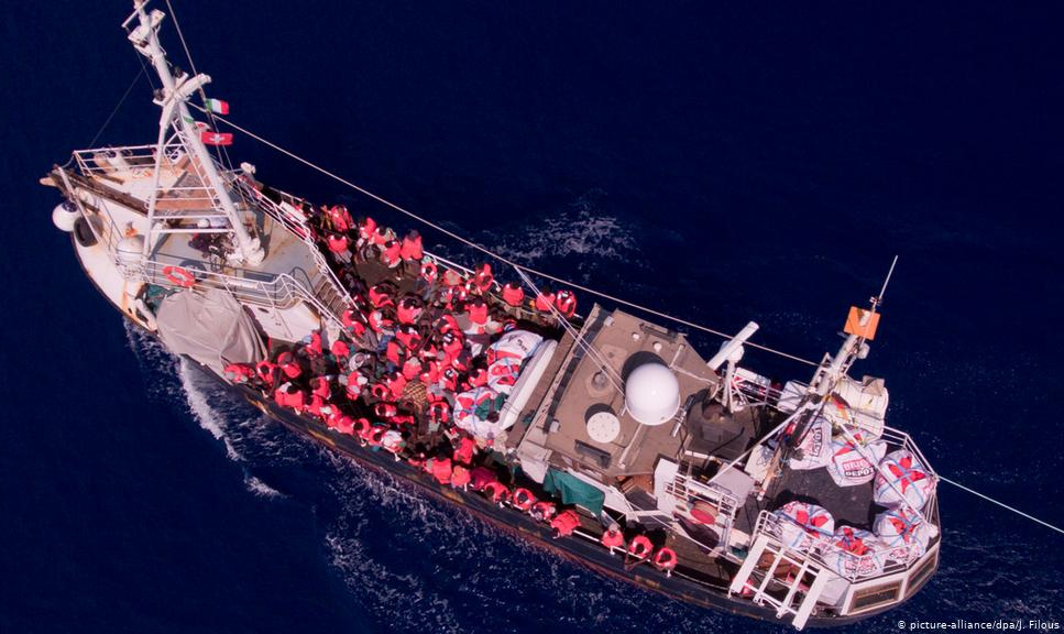 Embarcação de ONG com 104 migrantes desafiou ordens do governo italiano para não entrar nas águas territoriais do país