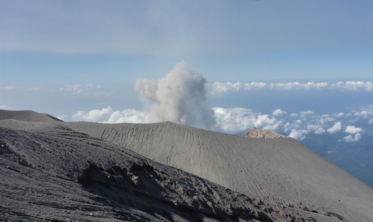 Até o momento não há vítimas, mas autoridades aconselharam os moradores a se distanciarem a pelo menos oito quilômetros de distância da cratera do vulcão
