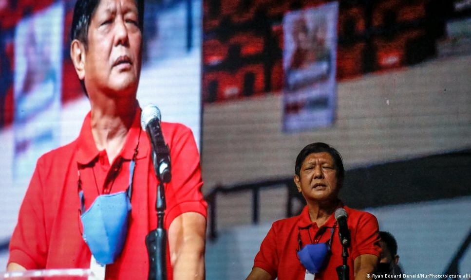 Ferdinand Marcos Jr., filho do ditador deposto nos anos 1980, é eleito com apoio da filha do presidente Duterte, que será sua vice