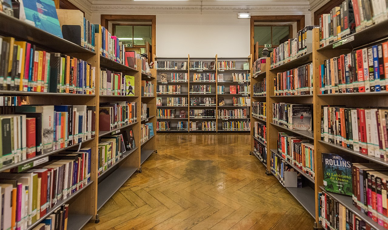 Biblioteca pública se sustenta como um lugar de possibilidades, de produção de conhecimento e como parte importante da sociedade