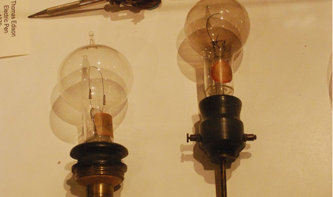 Edison conseguiu produzir uma iluminação durável passando corrente elétrica através de filamento de carbono dentro de uma ampola de vidro vazia