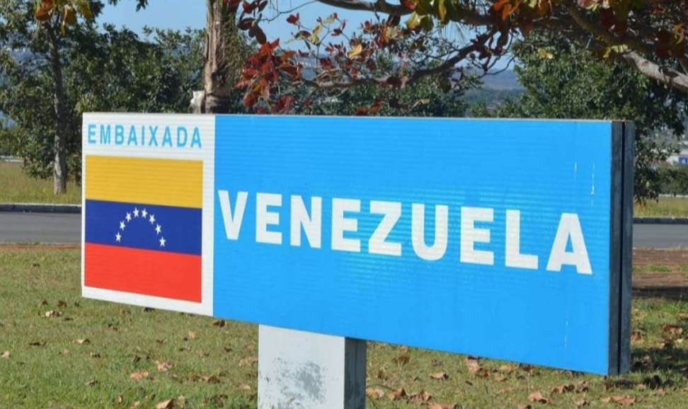Segundo o Itamaraty, a situação dos venezuelanos é "irregular" pois o Brasil não reconhece Nicolás Maduro como presidente da Venezuela