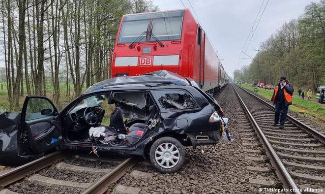 Trem regional se chocou 'a toda velocidade' com veículo que cruzou os trilhos perto da cidade de Hannover