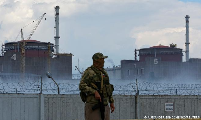Usina de Zaporíjia, a maior da Europa, foi alvo de bombardeios na sexta-feira e no sábado, que danificaram sensores de radiação e atingiram área de armazenamento. Moscou e Kiev trocam acusações sobre autoria de ataques