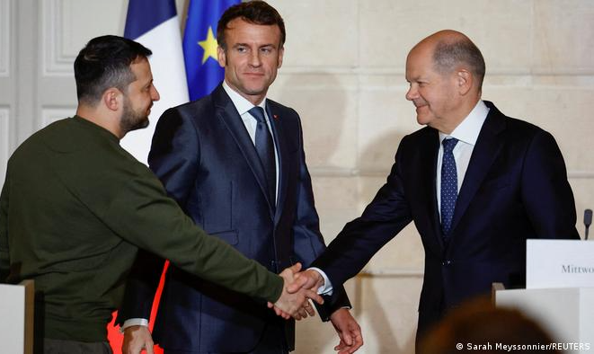Após passagem pelo Reino Unido, líder ucraniano recebe em Paris novas garantias de apoio de França e Alemanha e renova pedido por armamentos pesados e aviões de combate; ele deverá participar da cúpula da UE em Bruxelas