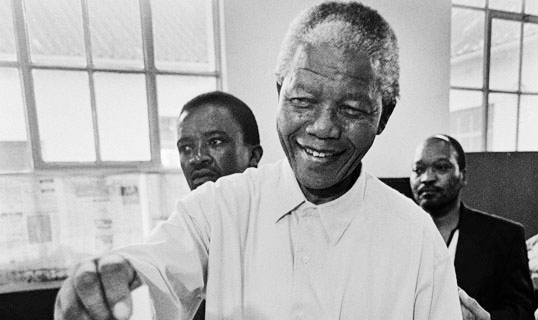 Nelson Mandela foi primeiro presidente eleito após derrocada do sistema de apartheid na África do Sul, que era dominada pelo Reino Unido desde 1910