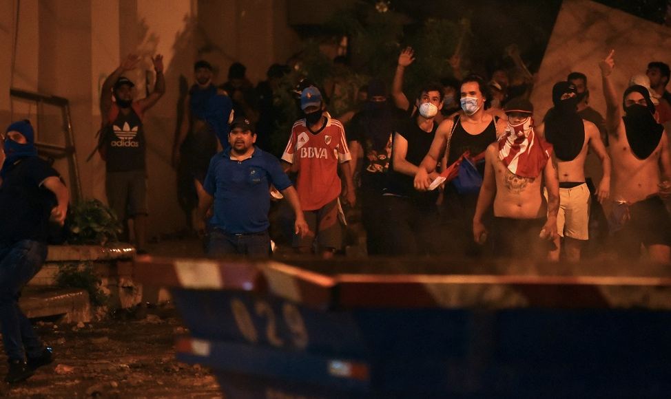 Polícia disparou jatos d'água, balas de borracha e bombas de gás lacrimogêneo contra o protesto; uma pessoa morreu e ao menos 18 ficaram feridas