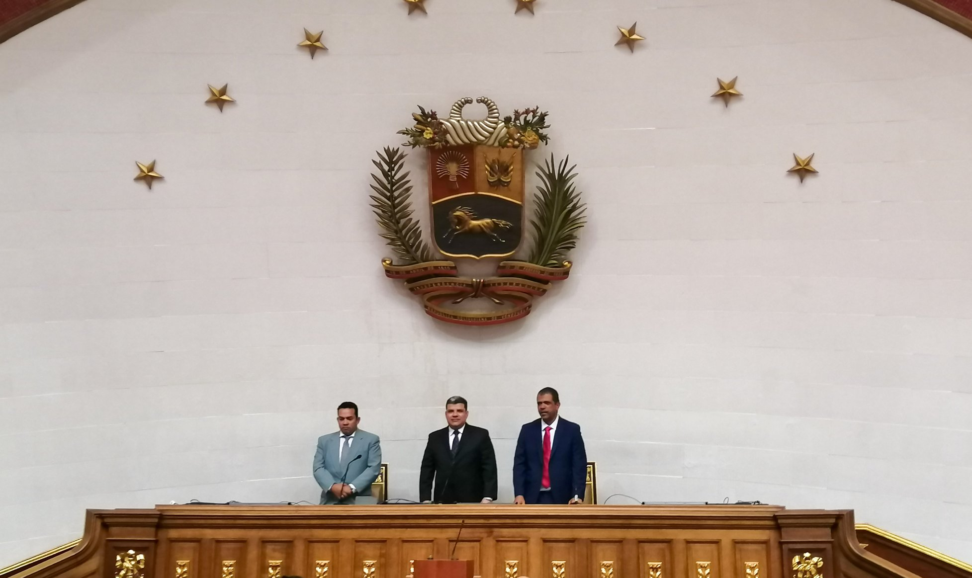 'Para salvar o Parlamento devemos colocar a Venezuela em primeiro lugar', disse novo presidente; Guaidó, que alegou bloqueio para entrar na AN, iniciou uma sessão não oficial ao lado de apoiadores e 'assumiu a presidência do Parlamento'