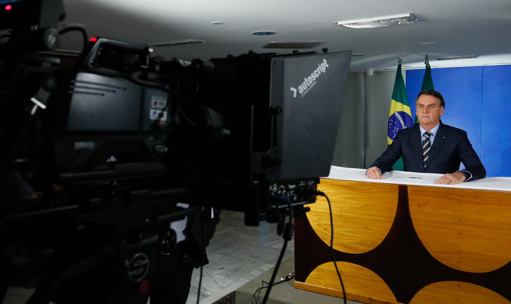 Em pronunciamento oficial transmitido na noite desta terça-feira, presidente brasileiro voltou a minimizar riscos do coronavírus e pediu fim da quarentena