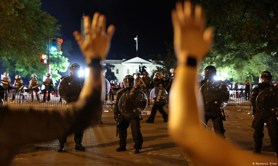Manifestações contra brutalidade policial contra negros norte-americanos se intensificam, desafiam toque de recolher e se alastram das costas leste a oeste
