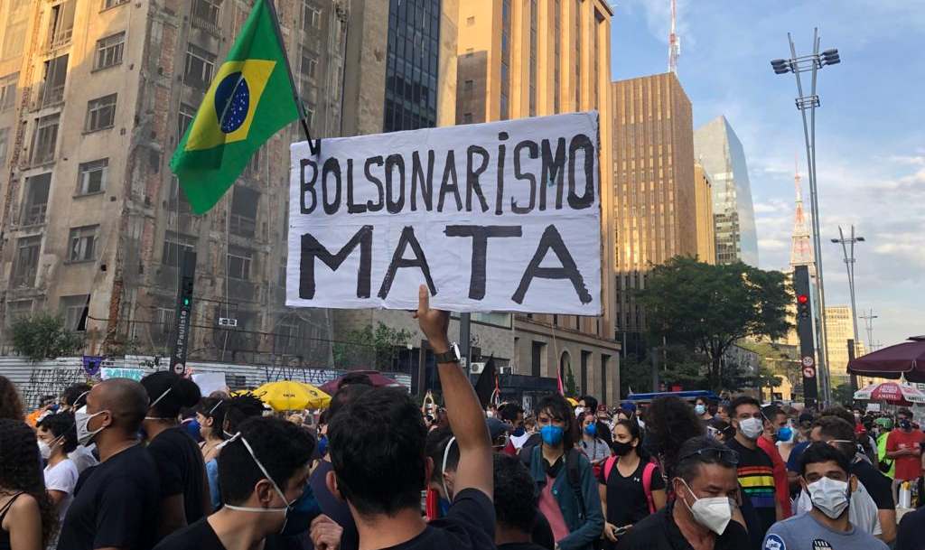 Manifestações pelo impeachment do presidente ocorreram neste sábado (25/05) em mais de 200 cidades do Brasil e do mundo