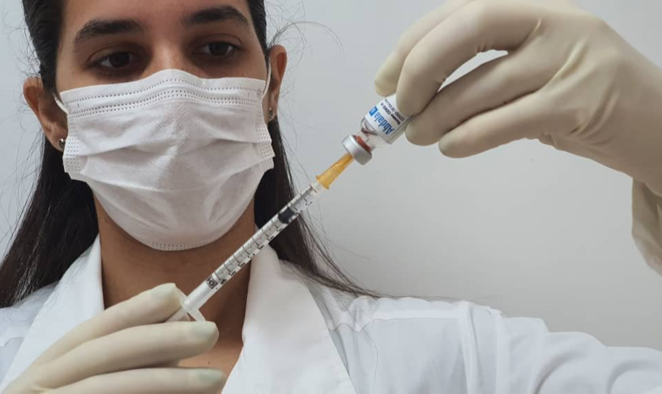 Com esquema de três doses, imunizante supera requisitos da OMS; anúncio ocorre dois dias após testes clínicos apontarem 62% de eficácia da Soberana 02