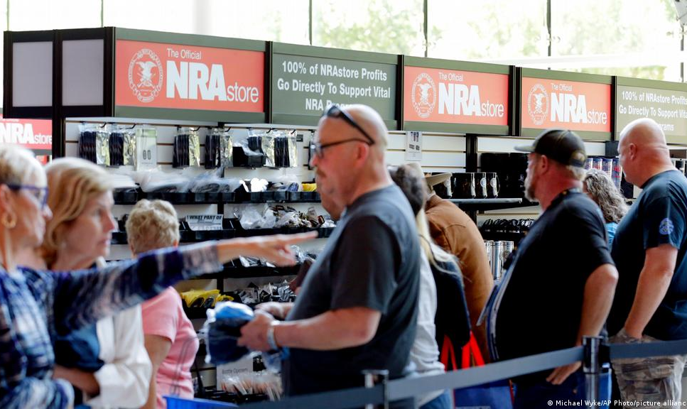 Associação Nacional do Rifle (NRA) realiza convenção em Houston, com participação de Trump; encontro ocorre após assassinato de 19 crianças