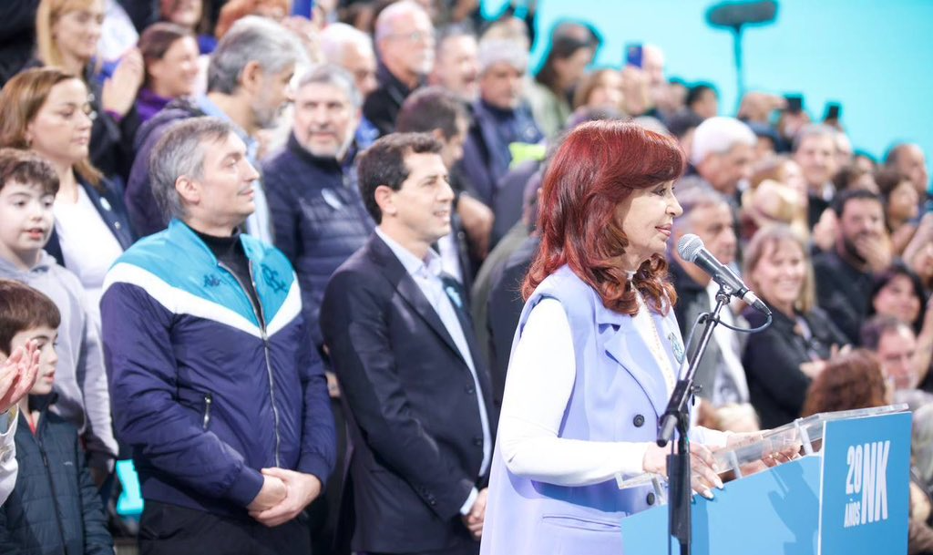 ‘Para distribuir renda é preciso fazer cara feia àqueles que têm muito’, afirmou a vice-presidente argentina em ato realizado na Plaza de Mayo