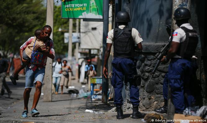 País caribenho enfrenta onda de violência entre gangues rivais, que deixou mais de 400 mortos em seis meses; grupos armados controlam 60% da capital haitiana