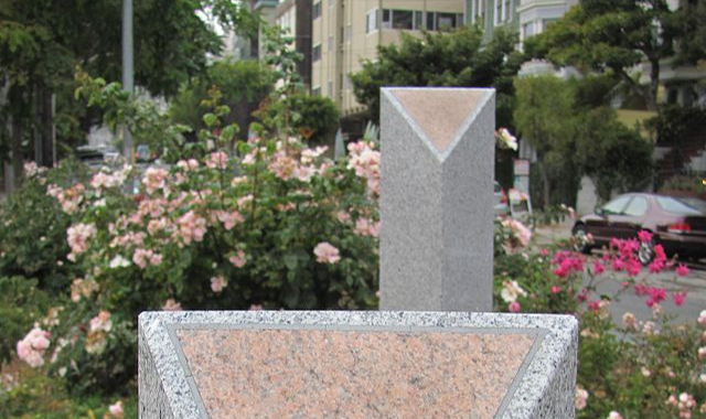 Memorial 'Triângulos Rosa', que retrata dois homens se beijando, foi alvo de uma tentativa de incêndio e acabou vandalizado com cartazes homofóbicos