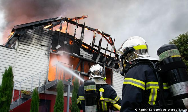 Grupo foi surpreendido por fogo enquanto dormia; albergue em Wintzenheim ficou destruído